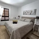 Edith - Complex Tagara, Fully Equipped, Ac And Pool Appartamento